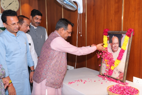 भाजपा दिल्ली प्रदेश अध्यक्ष हर्ष मल्होत्रा मांगे राम गर्ग की प्रतिमा पर पुष्पांजलि अर्पित करते हुए।