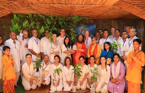 परमार्थ निकेतन में वेदान्त योग कोर्स के मौके पर विभिन्न राज्यों से आए साधक परमार्थ पीठाधीश्वर स्वामी चिदानन्द सरस्वती के साथ।