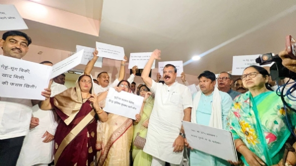 मप्र विधानसभा के बाहर कांग्रेस विधायकों ने किया प्रदर्शन मप्र विधानसभा के बाहर कांग्रेस विधायकों ने किया प्रदर्शन