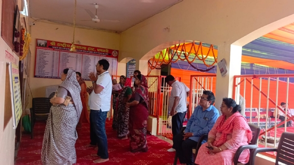 जनकपुरी धाम (गोशाला भवन) में दर्शन पूजन के लिए पहुंच रहे श्रध्दालु।