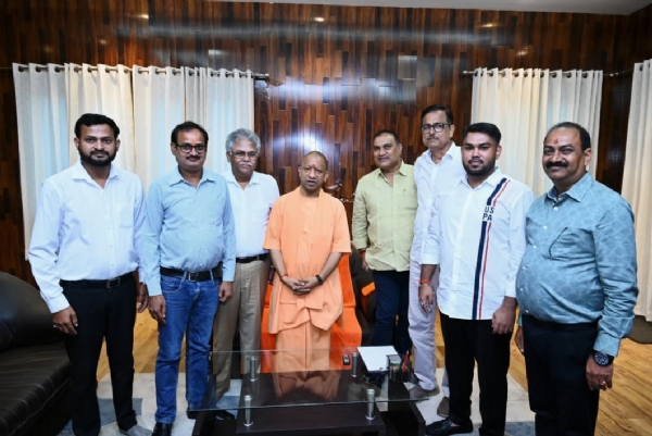 मुख्यमंत्री योगी आदित्यनाथ से मुलाकात करते गोरख एंक्लेव के निवासी मुख्यमंत्री योगी आदित्यनाथ से मुलाकात करते गोरख एंक्लेव के निवासी