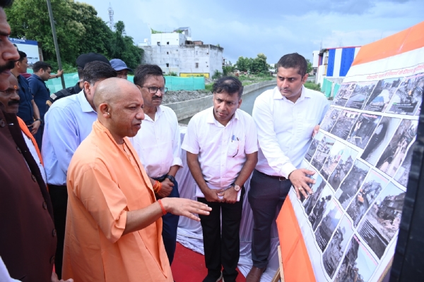गोड़धोइया नाला परियोजना का निरीक्षण करते मुख्यमंत्री योगी आदित्यनाथ, जनसभा को भी किया संबोधित।