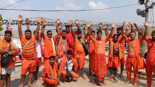 भैसासुर घाट पर कावड़िए भैसासुर घाट पर कावड़िए