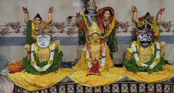 महाप्रभु जगन्नाथ के दर्शन के लिए घंटों खड़ी भीड़ महाप्रभु जगन्नाथ के दर्शन के लिए घंटों खड़ी भीड़
