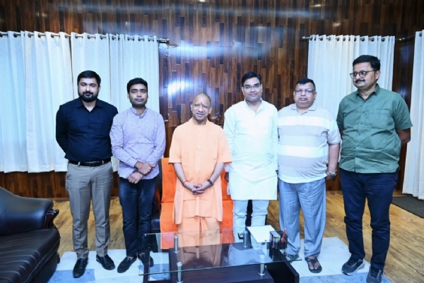 मुख्यमंत्री योगी आदित्यनाथ से मुलाकात करता दुकानदारों का प्रतिनिधिमंडल मुख्यमंत्री योगी आदित्यनाथ से मुलाकात करता दुकानदारों का प्रतिनिधिमंडल
