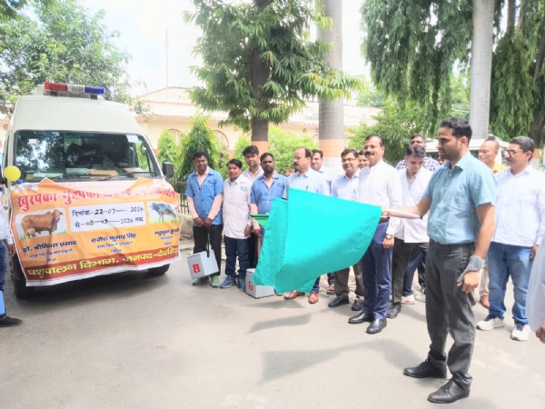 जिलाधिकारी रवाना करते जागरूकता वाहन को जिलाधिकारी रवाना करते जागरूकता वाहन को