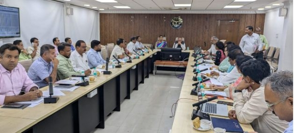 बैठक को संबोधित करती मिशन निदेशक पिंकी जोवल बैठक को संबोधित करती मिशन निदेशक पिंकी जोवल