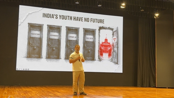 कांग्रेस नेता और लोकसभा में नेता प्रतिपक्ष राहुल गांधी इंदिरा भवन में आयोजित पत्रकार वार्ता के दौरान ।