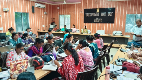 बैठक करते हुए अधिकारी बैठक करते हुए अधिकारी