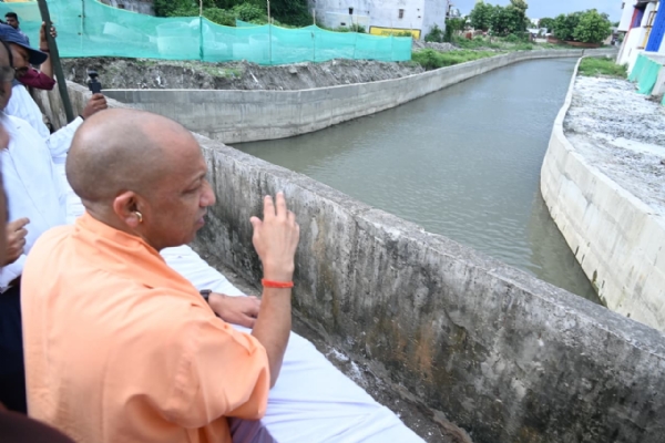 गोड़धोइया नाला परियोजना का निरीक्षण करते मुख्यमंत्री योगी आदित्यनाथ, जनसभा को भी किया संबोधित।