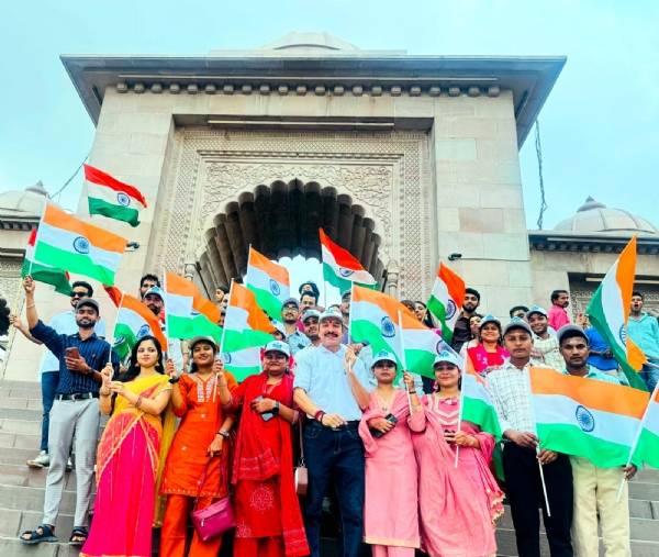काशी विश्वनाथ धाम के गंगा द्वार पर तिरंगा लहराते युवा काशी विश्वनाथ धाम के गंगा द्वार पर तिरंगा लहराते युवा