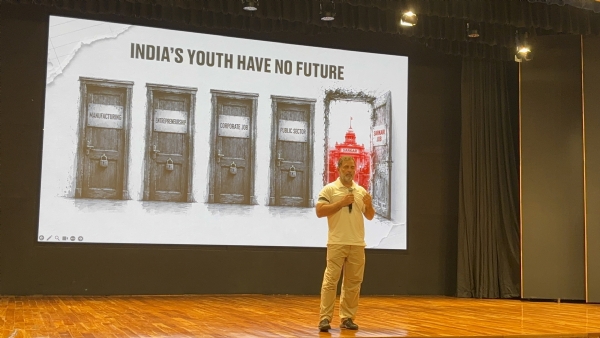 कांग्रेस नेता और लोकसभा में नेता प्रतिपक्ष राहुल गांधी इंदिरा भवन में आयोजित पत्रकार वार्ता के दौरान ।