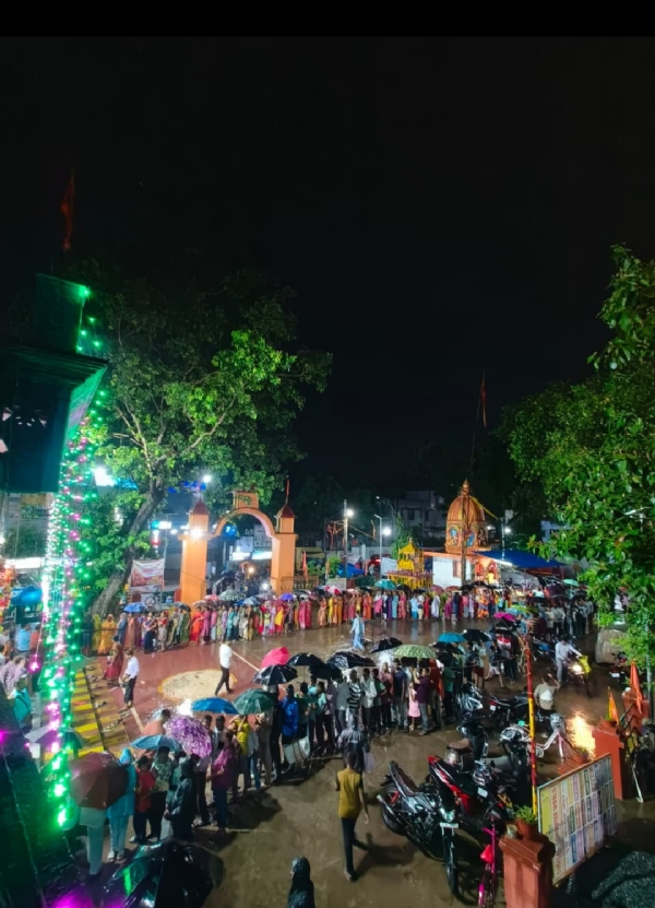 महाप्रभु जगन्नाथ के दर्शन के लिए घंटों खड़ी भीड़ महाप्रभु जगन्नाथ के दर्शन के लिए घंटों खड़ी भीड़