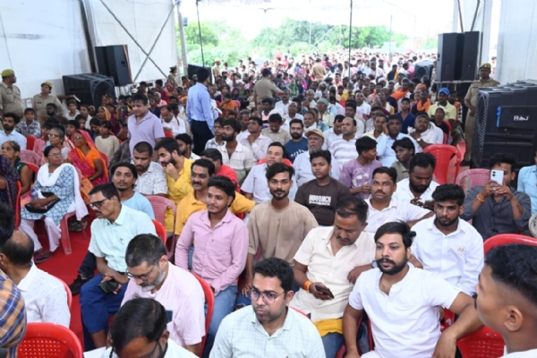 गोड़धोइया नाला परियोजना का निरीक्षण करते मुख्यमंत्री योगी आदित्यनाथ, जनसभा को भी किया संबोधित।