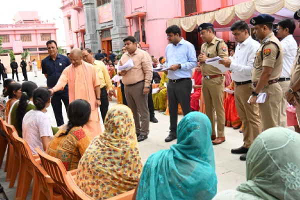 जनता दर्शन में फरियादियों की समस्याएं सुनते मुख्यमंत्री योगी आदित्यनाथ