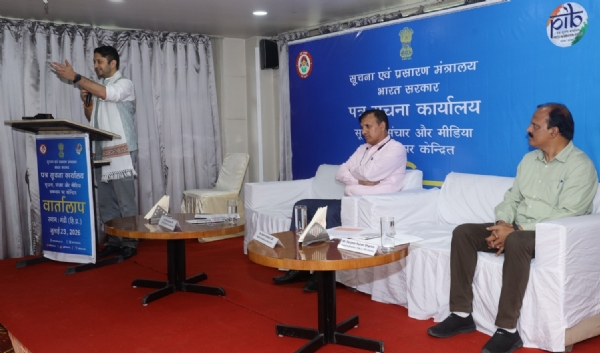 पीआईबी द्वारा आयोजित कार्यशाला को संबोधित करते हुए उपायुक्त अपूर्व देवगन।