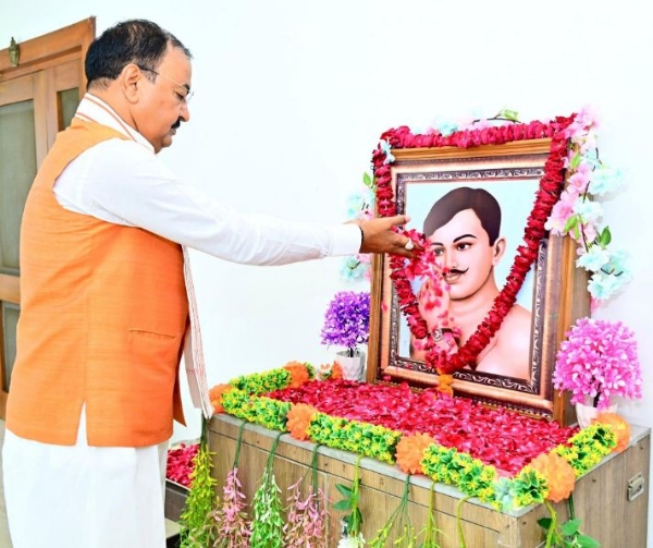 चन्द्रशेखर आजाद की जयंती पर उनके चित्र पर पुष्पांजलि करते केशव प्रसाद मौर्य चन्द्रशेखर आजाद की जयंती पर उनके चित्र पर पुष्पांजलि करते केशव प्रसाद मौर्य