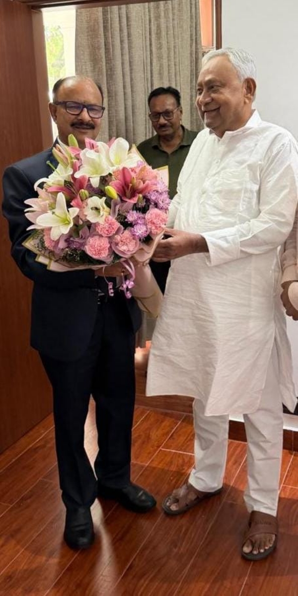 मनोज कुमार अग्रवाल मुलाकात के दाैरान नीतीश कुमार काे गुलदस्ता भेंट करते मनोज कुमार अग्रवाल मुलाकात के दाैरान नीतीश कुमार काे गुलदस्ता भेंट करते