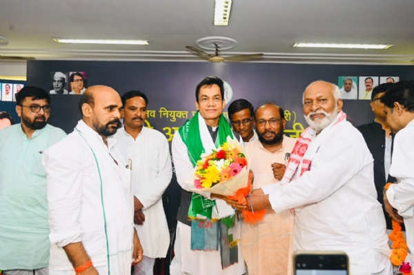 रालोद के नवनियुक्त कार्यकारी उत्तर प्रदेश के अध्यक्ष अनुपम मिश्रा का स्वागत करते पार्टी नेतागण और कार्यकर्ता रालोद के नवनियुक्त कार्यकारी उत्तर प्रदेश के अध्यक्ष अनुपम मिश्रा का स्वागत करते पार्टी नेतागण और कार्यकर्ता