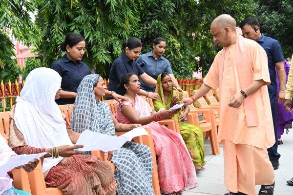 जनता दर्शन में फरियादियों की समस्याएं सुनते मुख्यमंत्री योगी आदित्यनाथ