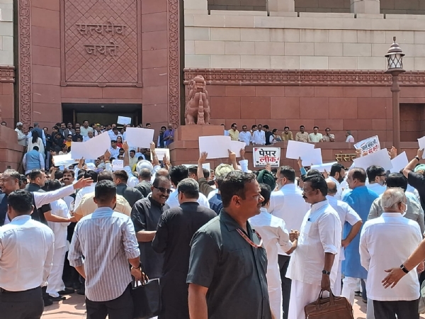 मकर द्वार पर विपक्षी दलों का विरोध प्रदर्शन मकर द्वार पर विपक्षी दलों का विरोध प्रदर्शन