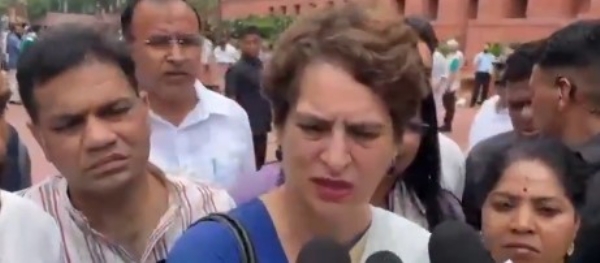 संसद भवन के बाहर पत्रकारों से बातचीत के दौरान प्रियंका गांधी । संसद भवन के बाहर पत्रकारों से बातचीत के दौरान प्रियंका गांधी ।