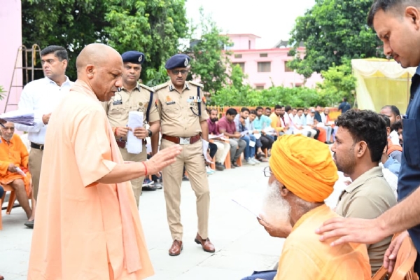 जनता दर्शन में फरियादियों की समस्याएं सुनते मुख्यमंत्री योगी आदित्यनाथ