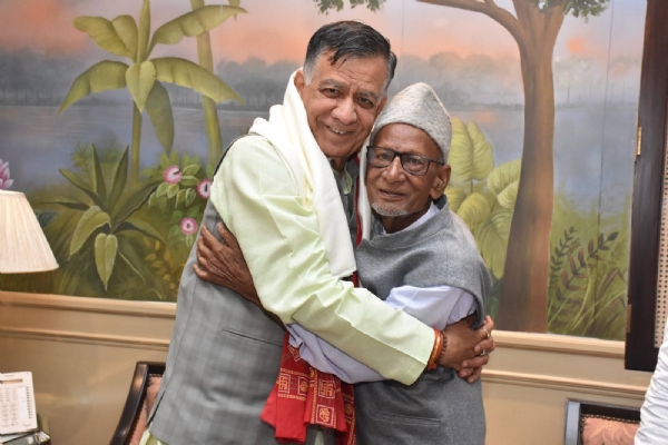 विधान सभा अध्यक्ष ने आलमबदी के साथ की पुरानी तस्वीर साझा की विधान सभा अध्यक्ष ने आलमबदी के साथ की पुरानी तस्वीर साझा की