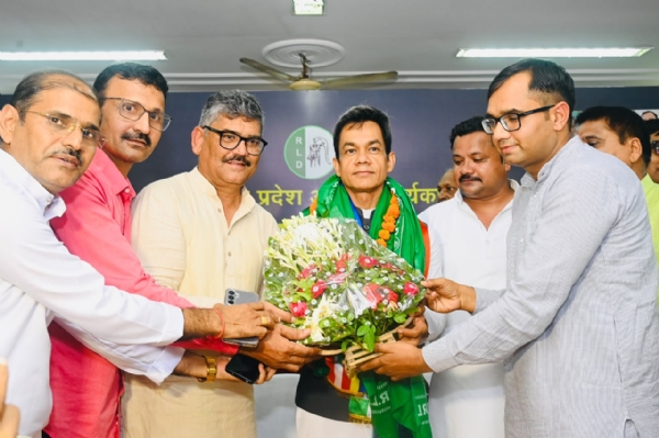 प्रहलाद के नवनियुक्त कार्यकारी उत्तर प्रदेश के अध्यक्ष अनुपम मिश्रा का स्वागत करते पार्टी नेतागण और कार्यकर्ता प्रहलाद के नवनियुक्त कार्यकारी उत्तर प्रदेश के अध्यक्ष अनुपम मिश्रा का स्वागत करते पार्टी नेतागण और कार्यकर्ता