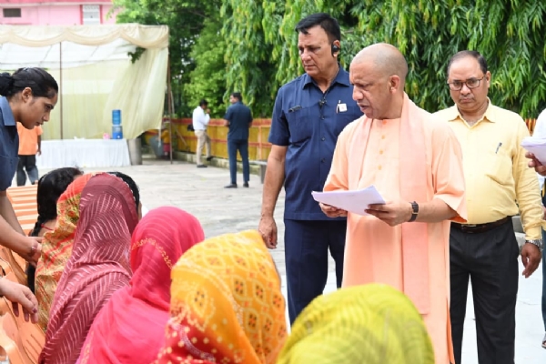 जनता दर्शन में फरियादियों की समस्याएं सुनते मुख्यमंत्री योगी आदित्यनाथ