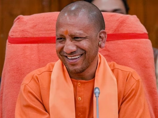आगरा पहुंचे मुख्यमंत्री, की विकास कार्यों की समीक्षा