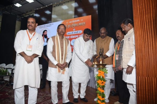 दीप प्रज्वलित करते प्रदेश महामंत्री संगठन धर्मपाल सिंह दीप प्रज्वलित करते प्रदेश महामंत्री संगठन धर्मपाल सिंह