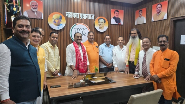 भाजपा महानगर कार्यालय में गुरुवार को पदाधिकारियों के साथ महानगर अध्यक्ष संजय गुप्ता का छाया चित्र