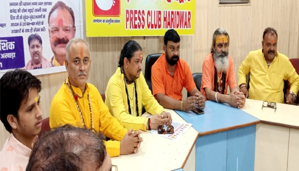 प्रेसवार्ता के दौरान