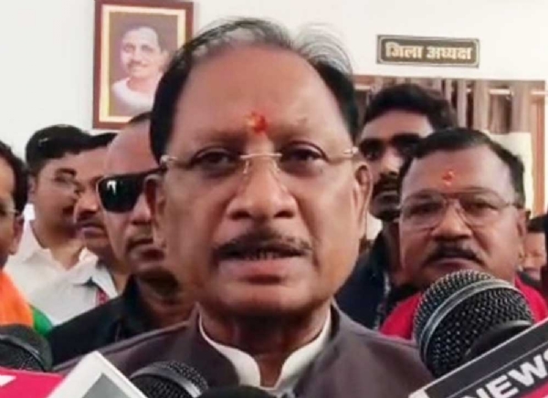 मुख्यमंत्री साय  कर्नाटक रवाना होने से पूर्व  पत्रकारों से चर्चा करते हुए