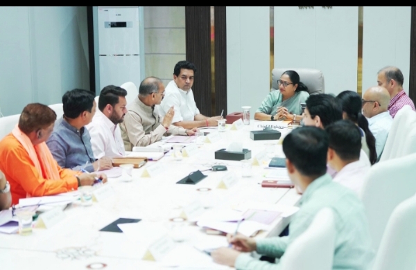 मुख्यमंत्री रेखा गुप्ता कैबिनेट मंत्री कपिल मिश्रा और अधिकारियों के साथ बैठक करती हूं।