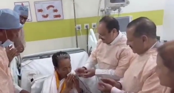 26 दिनों का अनशन समाप्त करने के बाद केंद्रीय मंत्री जे.पी. नड्डा और डॉ. जितेंद्र सिंह की मौजूदगी में तरल पदार्थ ग्रहण करते पर्यावरणविद् एवं सामाजिक कार्यकर्ता सोनम वांगचुक। 26 दिनों का अनशन समाप्त करने के बाद केंद्रीय मंत्री जे.पी. नड्डा और डॉ. जितेंद्र सिंह की मौजूदगी में तरल पदार्थ ग्रहण करते पर्यावरणविद् एवं सामाजिक कार्यकर्ता सोनम वांगचुक।