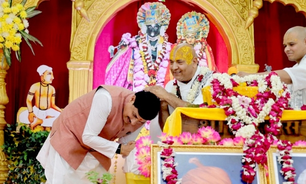 पन्ना में गुरू पूर्णिमा महोत्सव में शामिल होकर संतों का आशीर्वाद लेते हुए मुख्यमंत्री पन्ना में गुरू पूर्णिमा महोत्सव में शामिल होकर संतों का आशीर्वाद लेते हुए मुख्यमंत्री