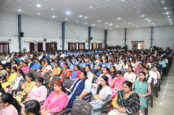 कार्यक्रम में उपस्थित लोग कार्यक्रम में उपस्थित लोग