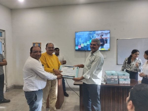 कर्मचारियों को किया गया सम्मानित कर्मचारियों को किया गया सम्मानित