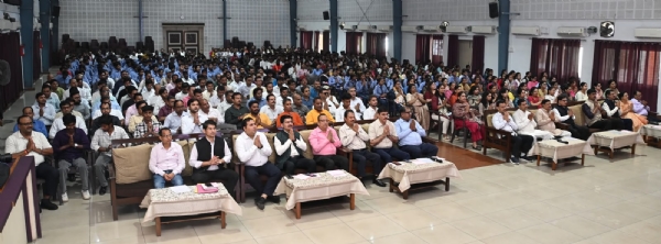 कार्यक्रम में उपस्थित लोग कार्यक्रम में उपस्थित लोग