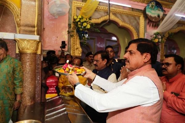 पन्ना के भगवान श्री जुगल किशोर मंदिर में पूजन करते हुए मुख्यमंत्री पन्ना के भगवान श्री जुगल किशोर मंदिर में पूजन करते हुए मुख्यमंत्री