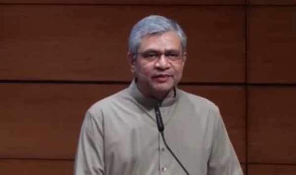 राष्ट्रीय मीडिया केंद्र में कैबिनेट के फैसलों की जानकारी देते हुए केंद्रीय सूचना प्रसारण एवं रेल मंत्री अश्विनी वैष्णव। राष्ट्रीय मीडिया केंद्र में कैबिनेट के फैसलों की जानकारी देते हुए केंद्रीय सूचना प्रसारण एवं रेल मंत्री अश्विनी वैष्णव।