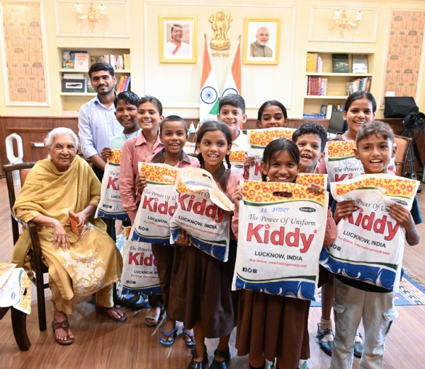 उत्तर प्रदेश की राज्यपाल आनंदीबेन पटेल ने विद्यार्थियों को स्कूल यूनिफॉर्म वितरित करते