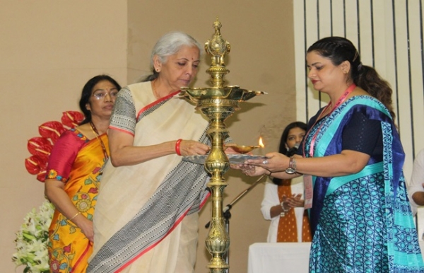 नई दिल्ली में 167वें आयकर दिवस पर आयोजित कार्यक्रम को संबोधित करते सीतारमण