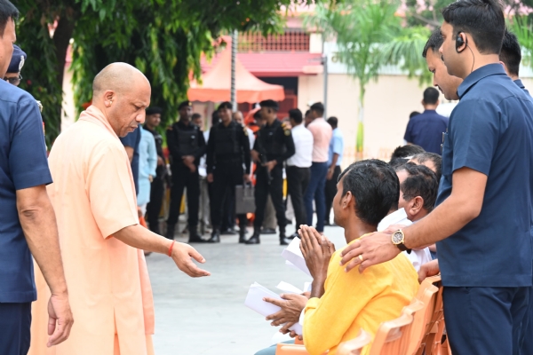 गोरखनाथ मंदिर परिसर में लगातार दूसरे दिन जनता दर्शन का आयोजन किया मुख्यमंत्री ने*