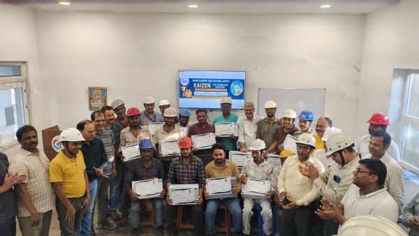 कर्मचारियों को किया गया सम्मानित कर्मचारियों को किया गया सम्मानित