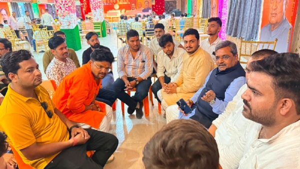 भारतीय जनता पार्टी के प्रदेश सह प्रभारी सतीश उपाध्याय ने शुक्रवार को दतिया के चुनाव कार्यालय में युवाओं से किया संवाद भारतीय जनता पार्टी के प्रदेश सह प्रभारी सतीश उपाध्याय ने शुक्रवार को दतिया के चुनाव कार्यालय में युवाओं से किया संवाद