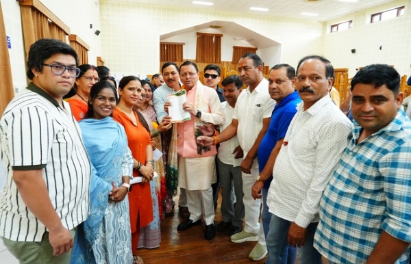 मुख्यमंत्री पुष्कर सिंह धामी मुख्यमंत्री कैंप कार्यालय स्थित मुख्य सेवक सदन में प्रदेश के विभिन्न क्षेत्रों से आए नागरिकों की समस्याएं  सुनते हुए।
