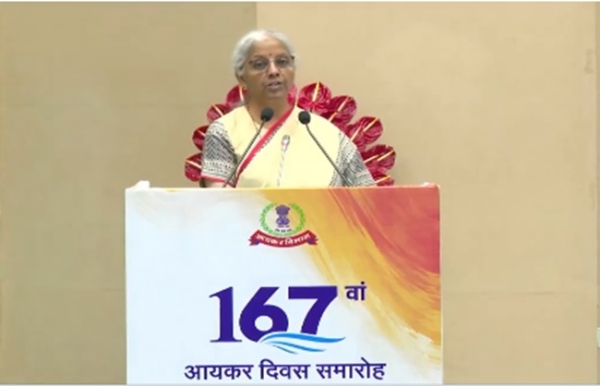 नई दिल्ली में 167वें आयकर दिवस पर आयोजित कार्यक्रम को संबोधित करते सीतारमण